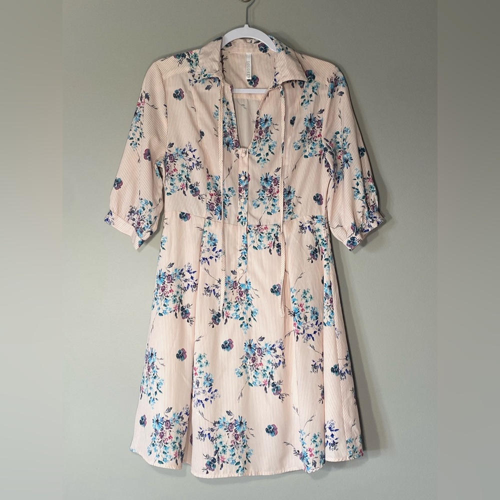 Ladies SOLGEE M Floral Dress 
No size tag 
Check the measurements for sure fit